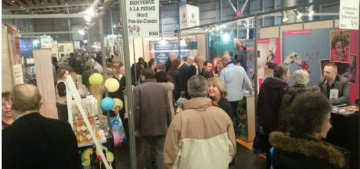 une foule devant un stand